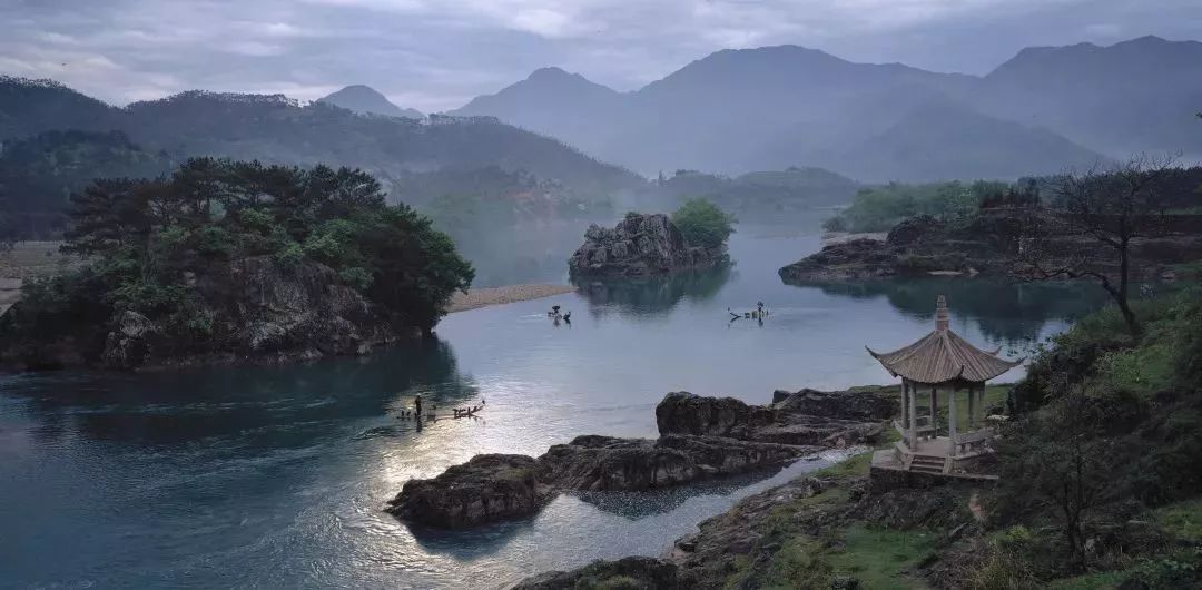 温州靠海,且位于浙闽丘陵,所以温度适中,四季分明,四季皆适合旅游.