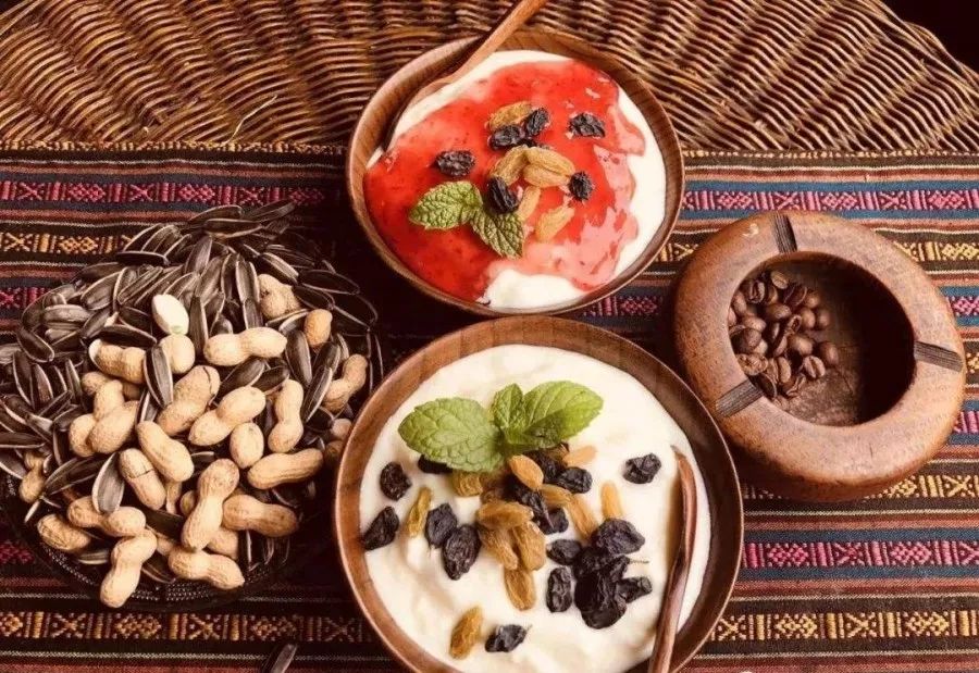 04,酸奶宴在雪顿节上可以品尝到原滋原味,纯绿色,无污染,无添加的高原