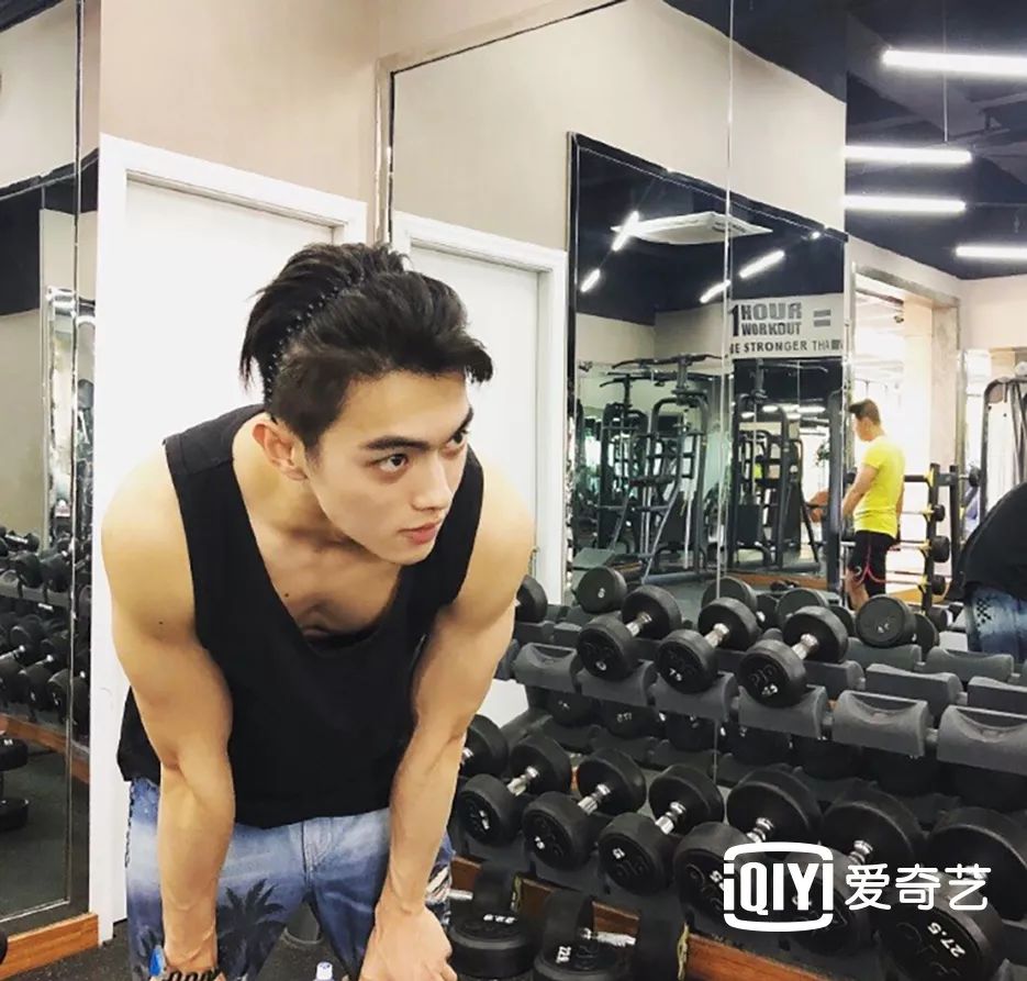 斯文稳重的沈君山(李程彬 饰)换上军装凌厉之气尽显鬼马精灵的曲曼婷