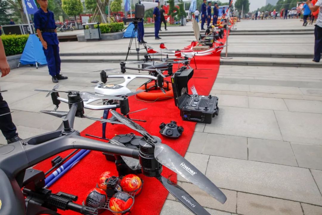 河南大動作水陸兩棲地形車機器人直升機都來了