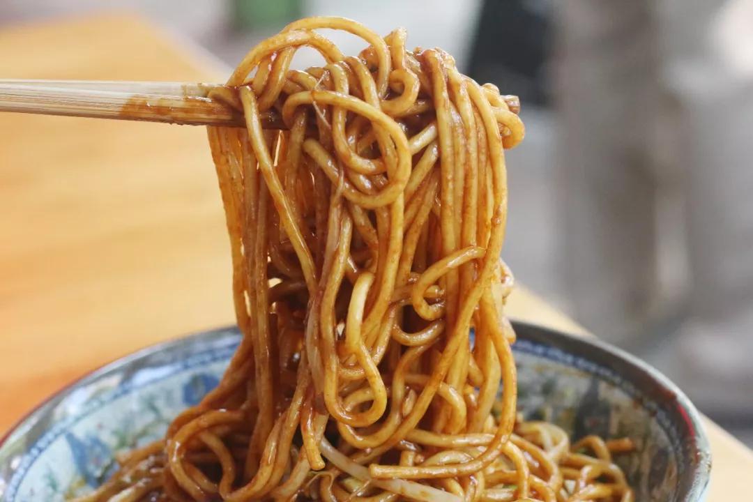 从弄堂小摊到过道小店这碗勾魂抄手在20路终点站火了很多年