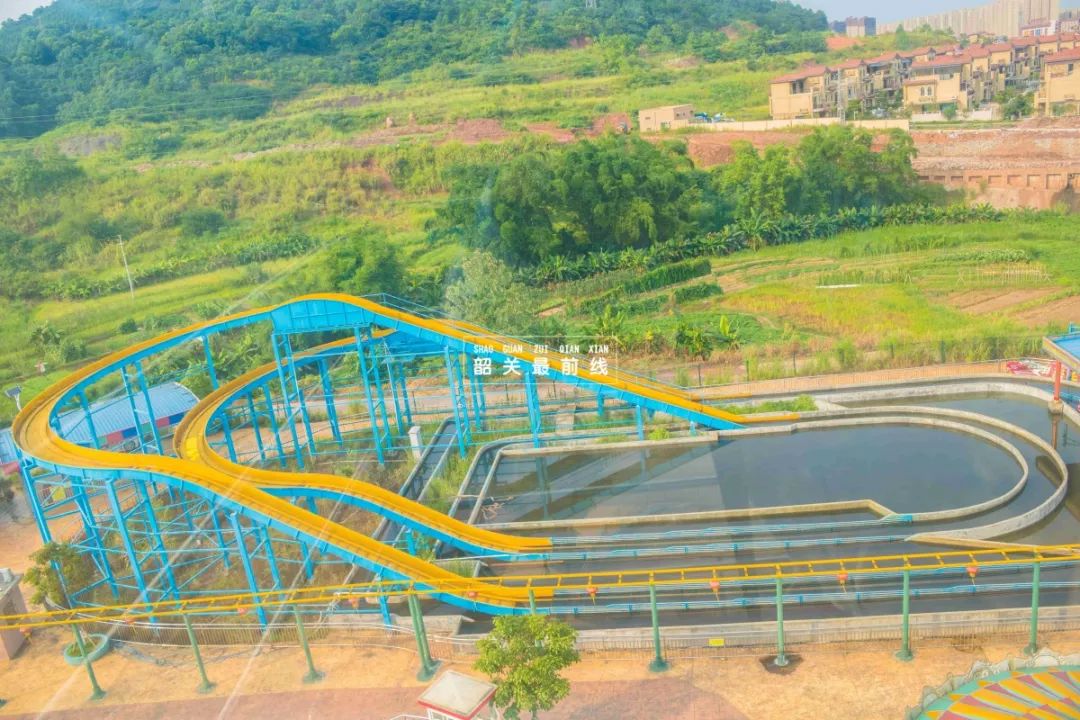 激流勇进是一种常见的水上机动游乐设备,常见于主题游乐园中.