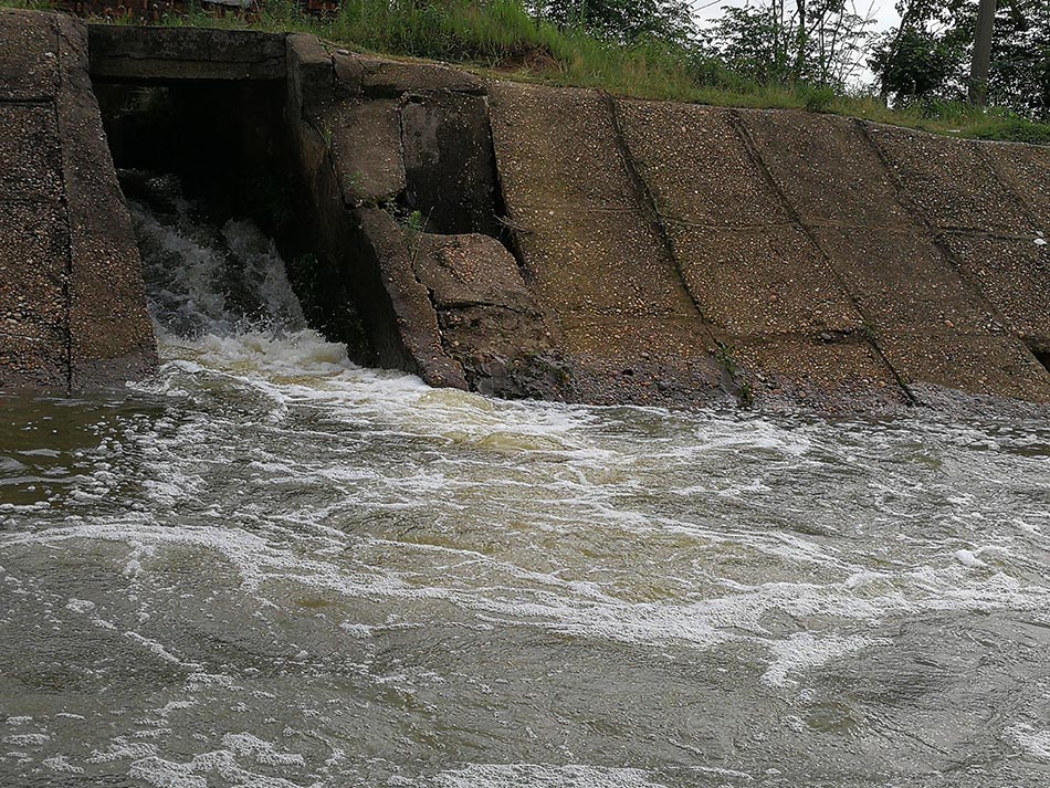 江西鄱阳珠湖非法围湖养鱼污染水源当地回应肯定要清掉