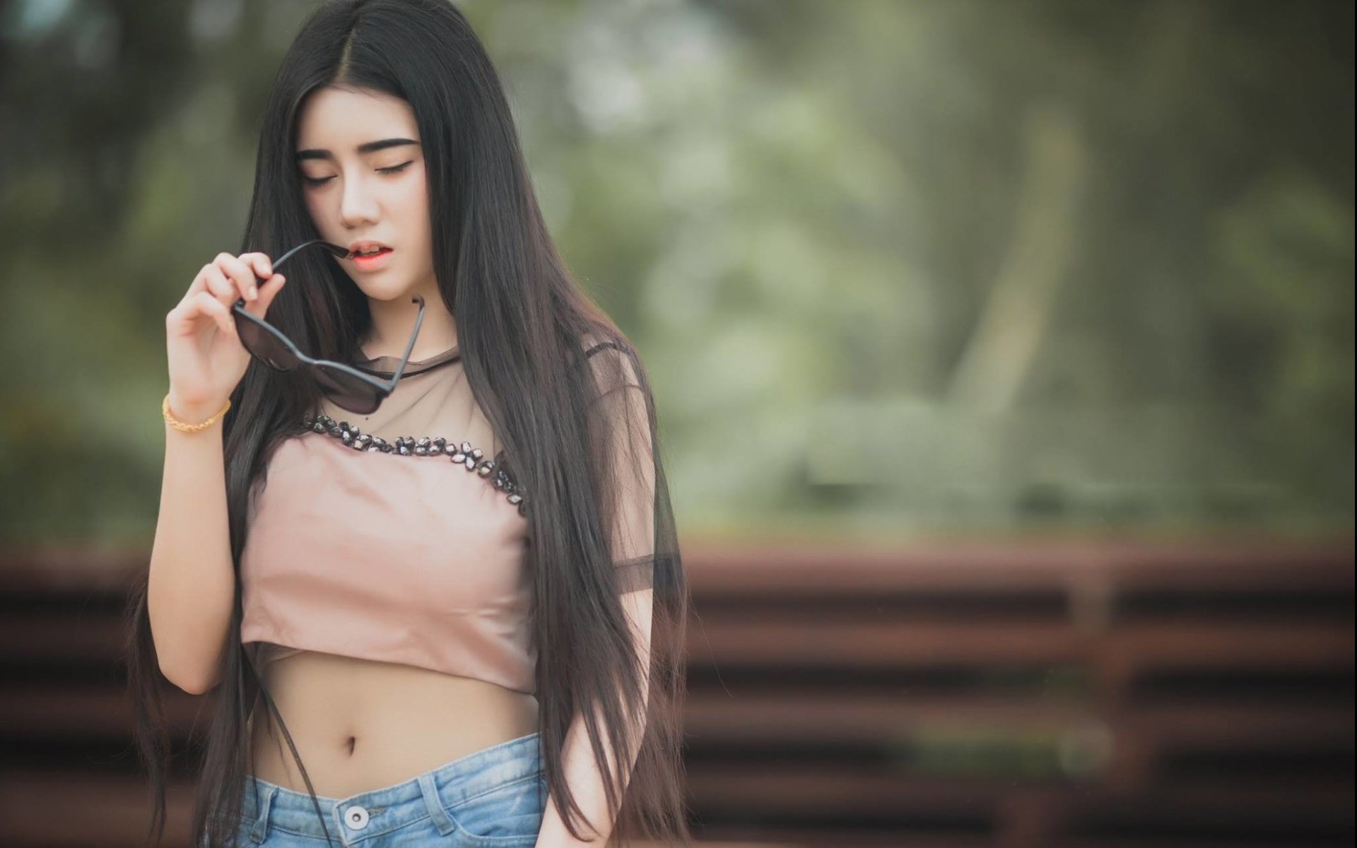 泰国超酷墨镜美女户外写真高清壁纸