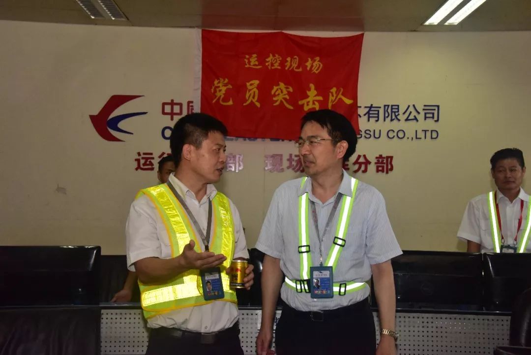 东航江苏公司党委领导深入基层慰问一线干部员工_田洪