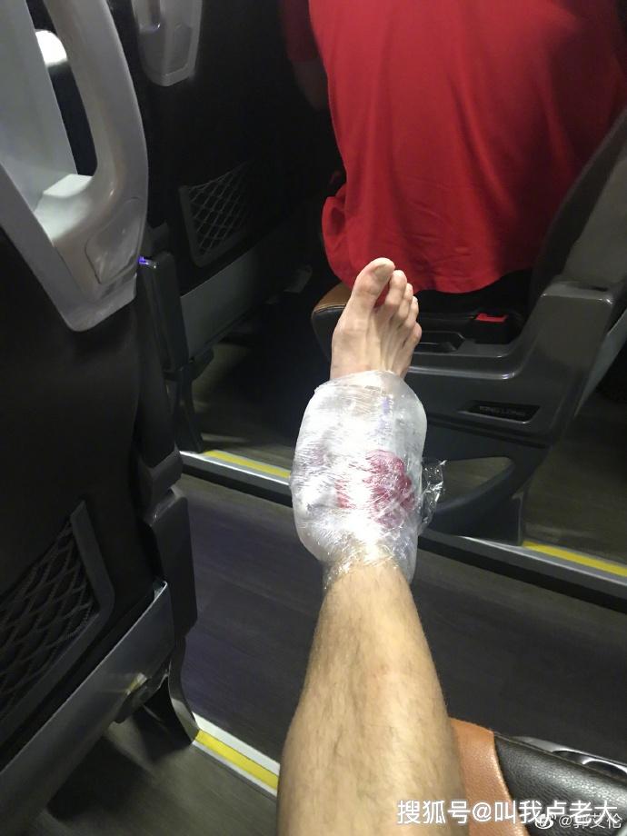 郭艾伦在nba夏季联赛晃倒了对手昨晚他扭到了脚严重吗