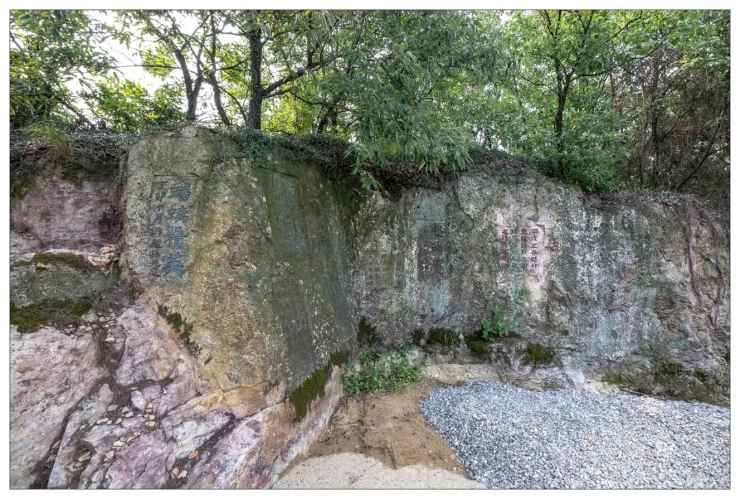 蟠螭山石壁摩崖堪称一绝,数量之多,保存之完好,光福绝无仅有,其文物