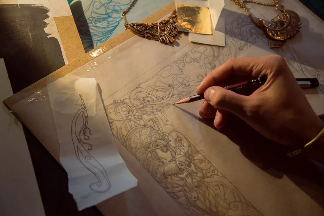 先用铅笔素描勾勒出整体,杜绝一切外界因素的干扰.