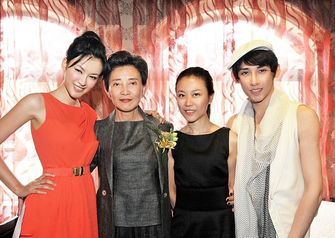 超模教母韩姨语出惊人称蔡徐坤是网红惹粉丝不满被骂两天