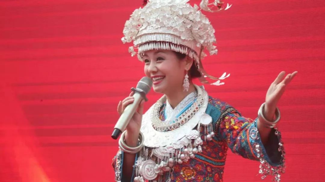 昨天苗族歌后阿幼朵倾情演出为凯里铜锣湾送祝福