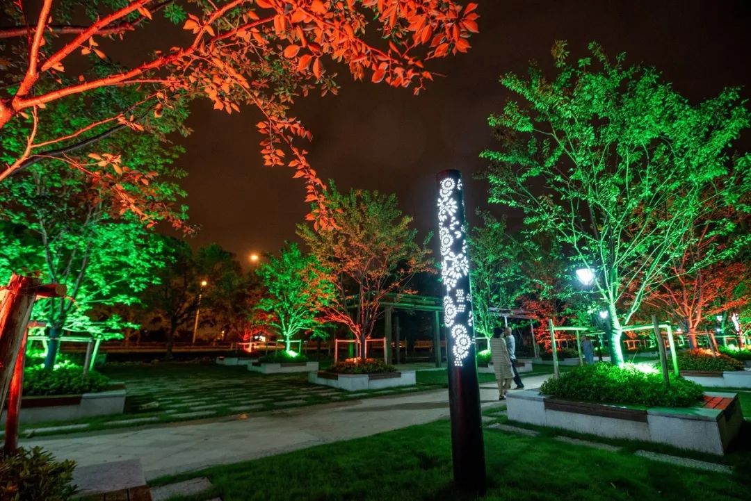 白天观赏游园晚上还可观夜景吃好晚饭乘风凉华灯初上五彩缤纷的灯光把