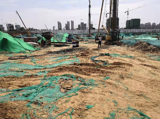 经开区多家工地环境脏乱差大面积黄土裸露是通病