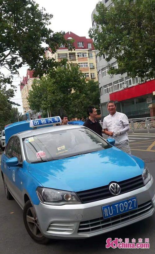 来到华青出租公司,送上一封感谢信,对鲁ut0927出租车驾驶员周克瑜师傅