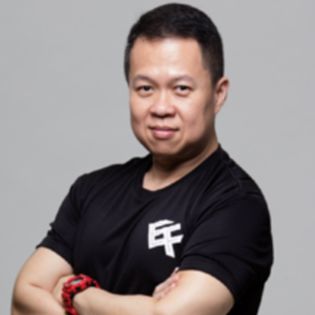 他获得过亚洲健身偶像奖项,是莱美bodypump的老师,是fit认证的的团操