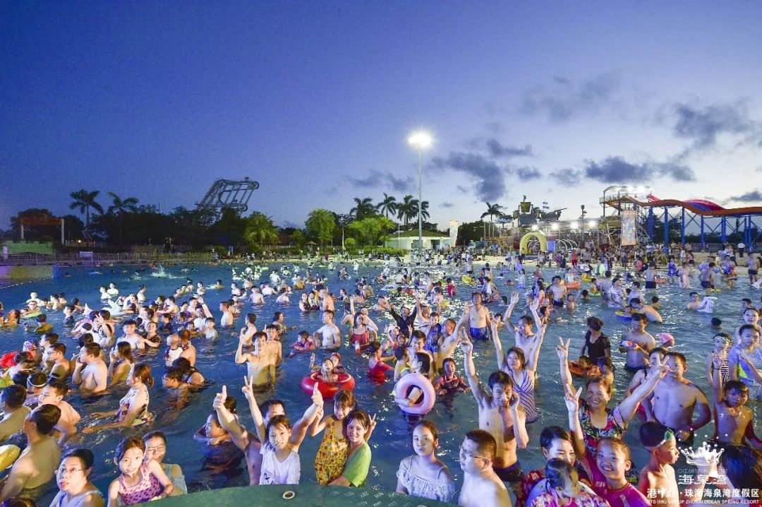 当清凉的水泼洒在身上加入一场别样的热浪狂欢所有的酷暑炎热被瞬间