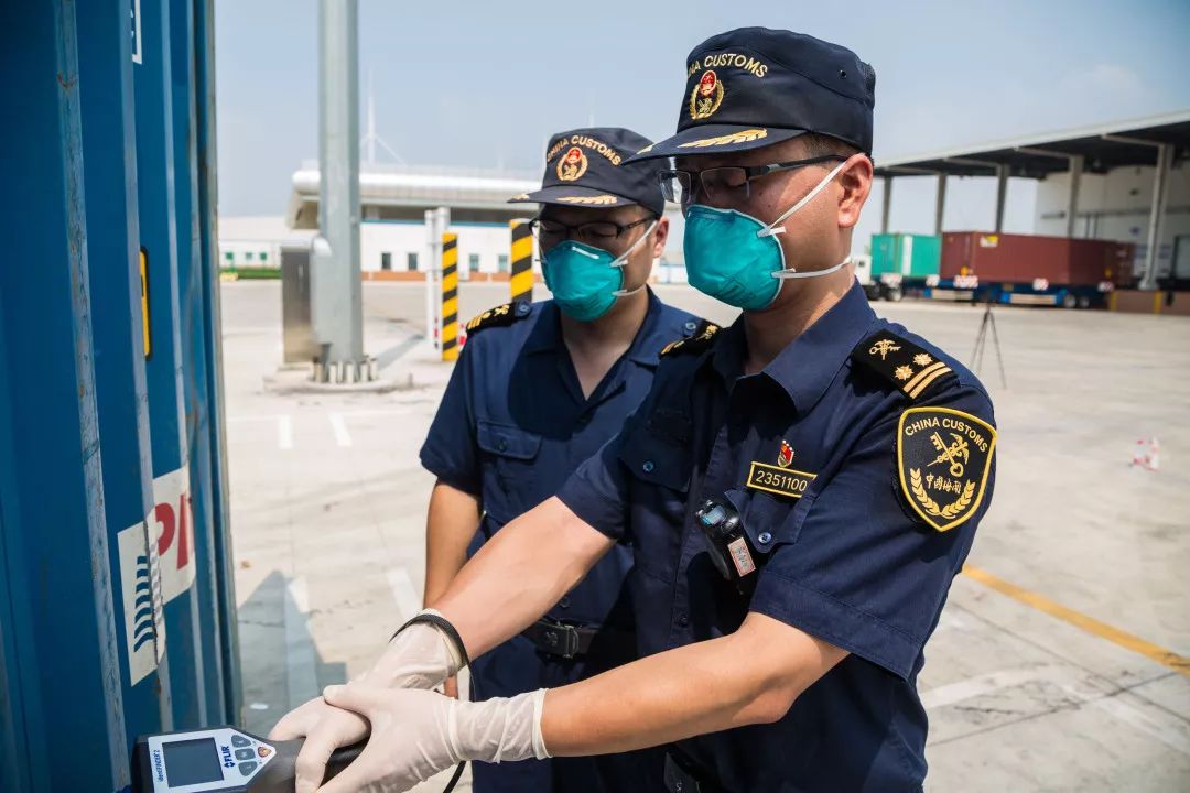 为保障进出口货物快速通关,南通海关查验工作人员顶着烈日,坚守在一线