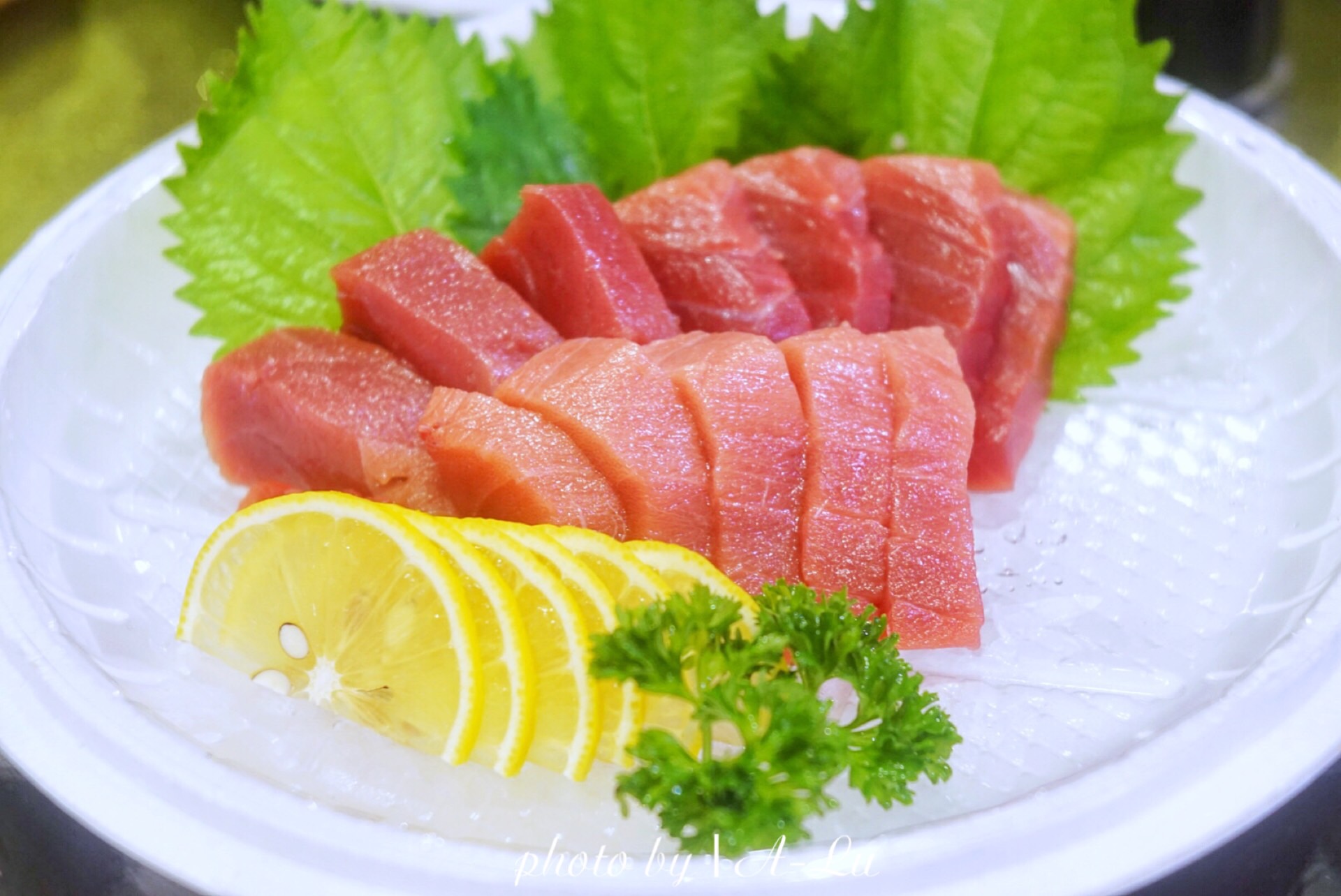 海鲜批发市场里吃海鲜140斤的蓝鳍金枪鱼现场切片太壮观