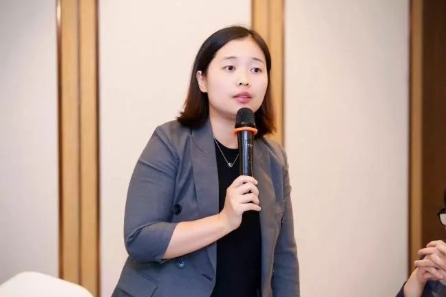 院长 杨壮上右二:上海交通大学管理学院工商管理系副教授 周颖下左一