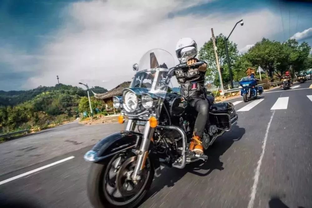 自驾游穿一身哈雷服驾最酷机车探最美千岛湖