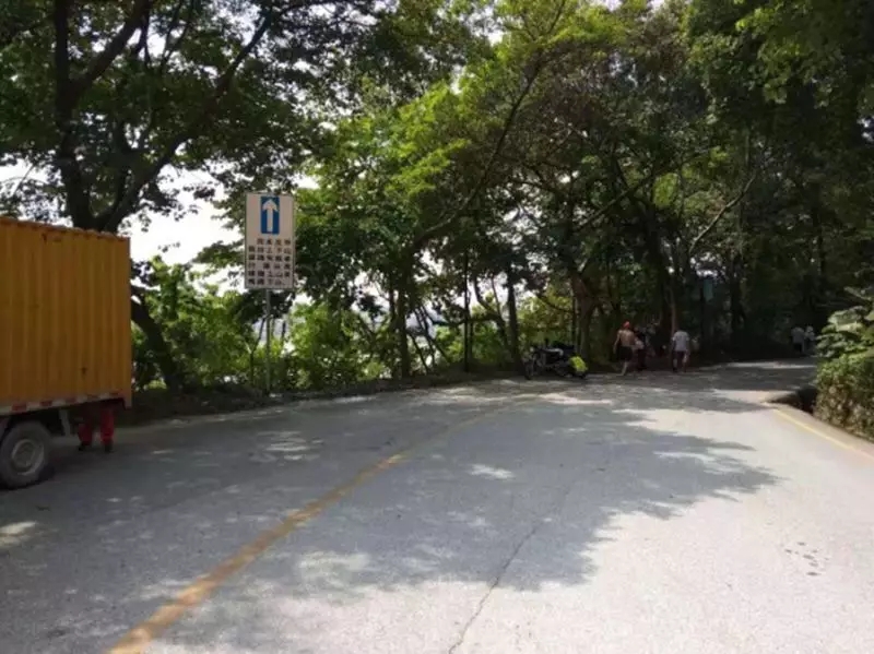 y772线(鸿登隆路段)和y772线(芙峰路龙王庙路段)下山方向路口处设置"