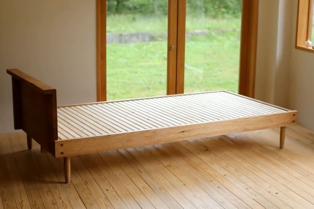 自己设计制作的diy小床,原木制作让睡眠更贴近大自然