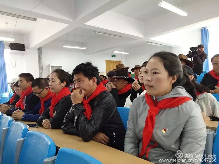 团队活动治多县规范队礼仪感恩主题队日示范活动在吉尕小学举办