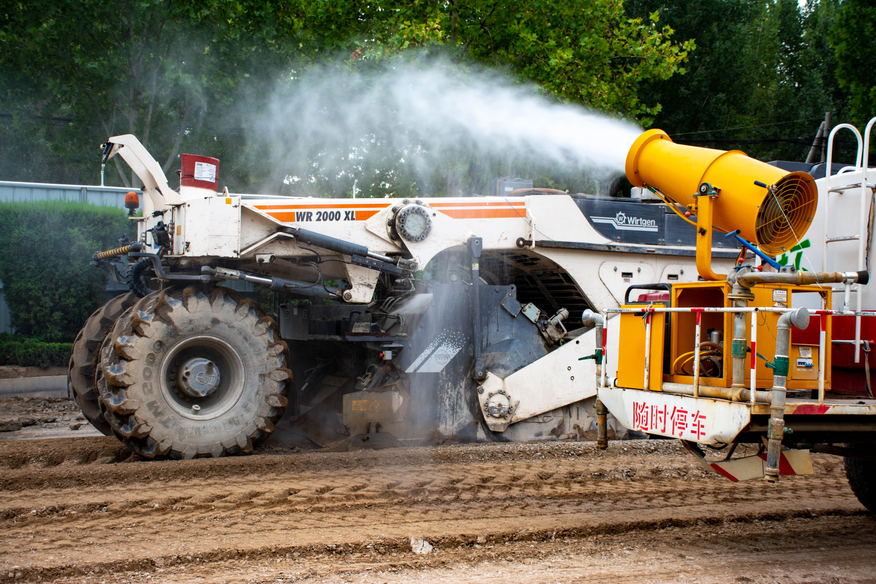 原创城市500米道路施工两雾炮车8小时喷水48吨再也不见昔日的扬尘
