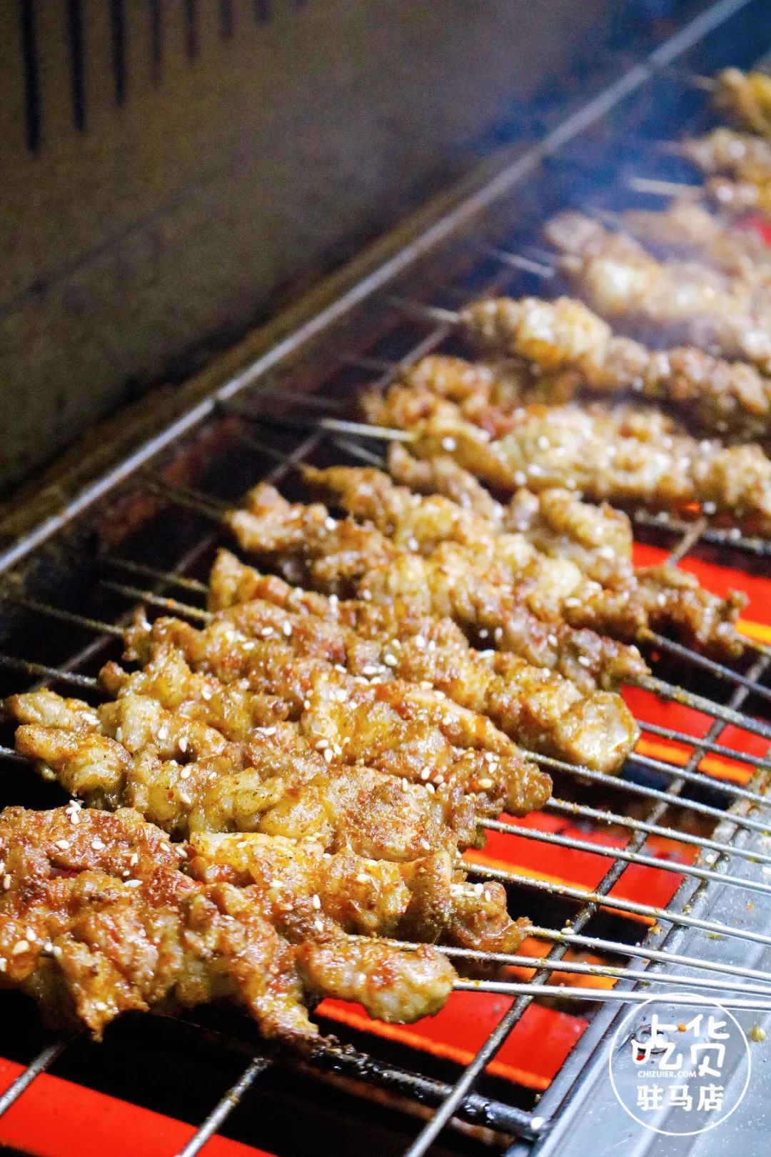 099元串不限量吃羊肉大串享受肉汁在嘴巴里爆开的感觉