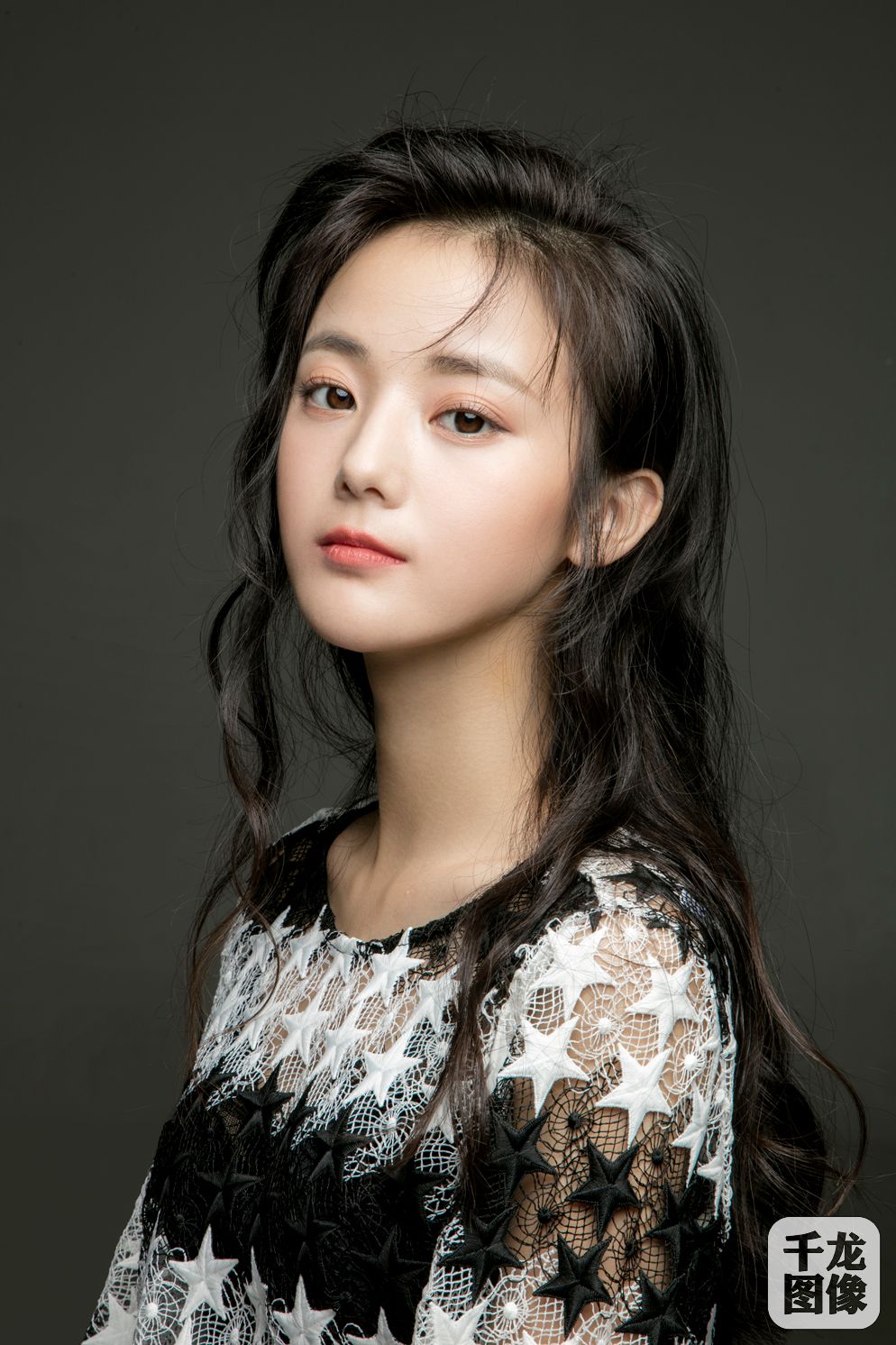 谈及此次饰演女播主的感受时,马倩倩表示:在拍摄过