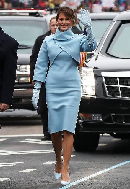 这身蓝色的连衣裙象形被梅拉尼娅的家乡人做成了雕塑放在了斯洛文尼亚