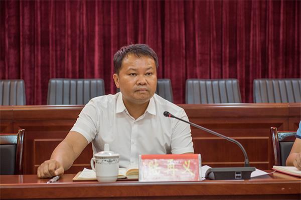 陆再义主持召开健康扶贫医疗保障工作座谈会