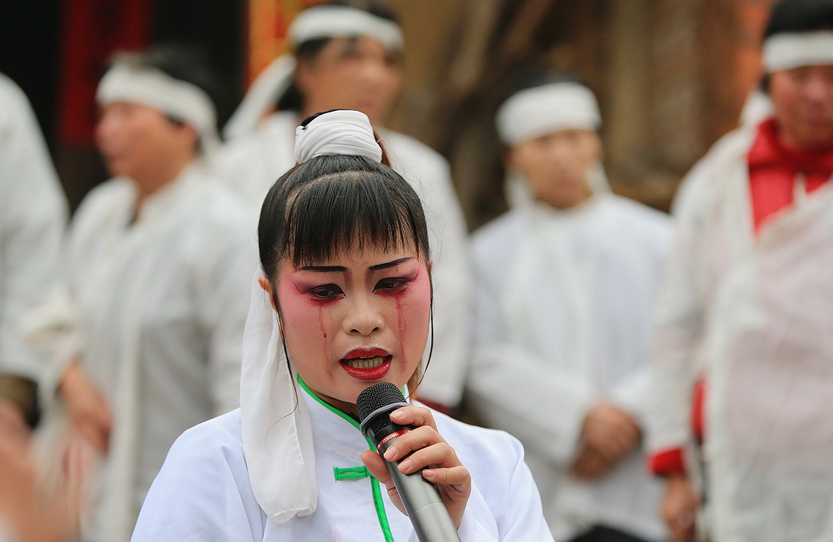 一名合格的哭丧女从来不缺生意,她们只要哭得卖力,哭得真诚,每月收入