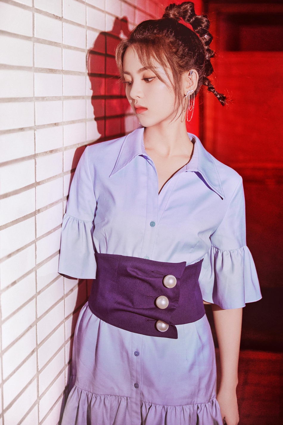 杨超越穿蓝色荷叶裙锁骨傲人 高马尾更添少女俏皮活力