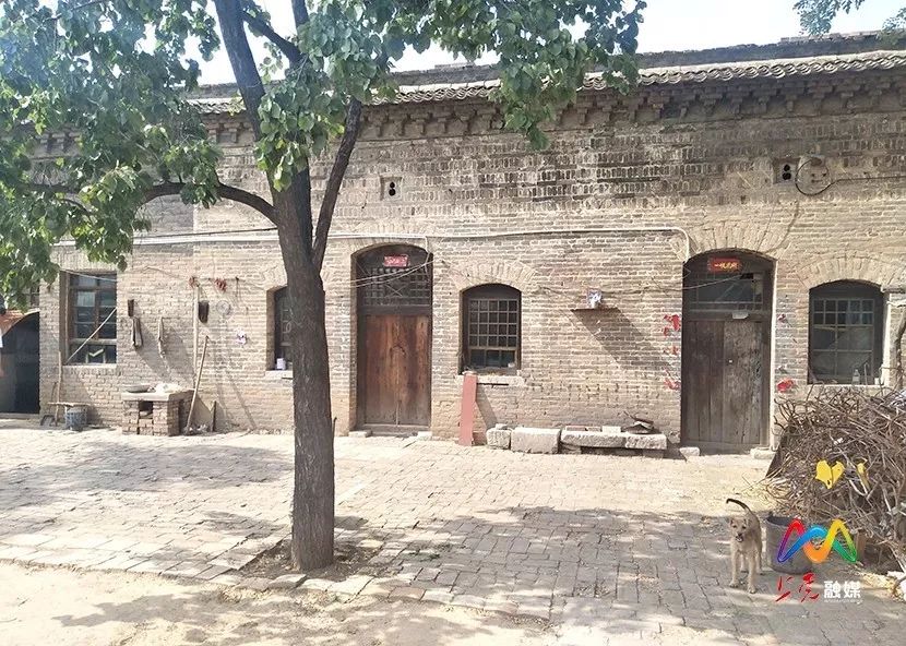 桥沟村位于上党区东南,坐落于黑垴山下,陶清湖畔.