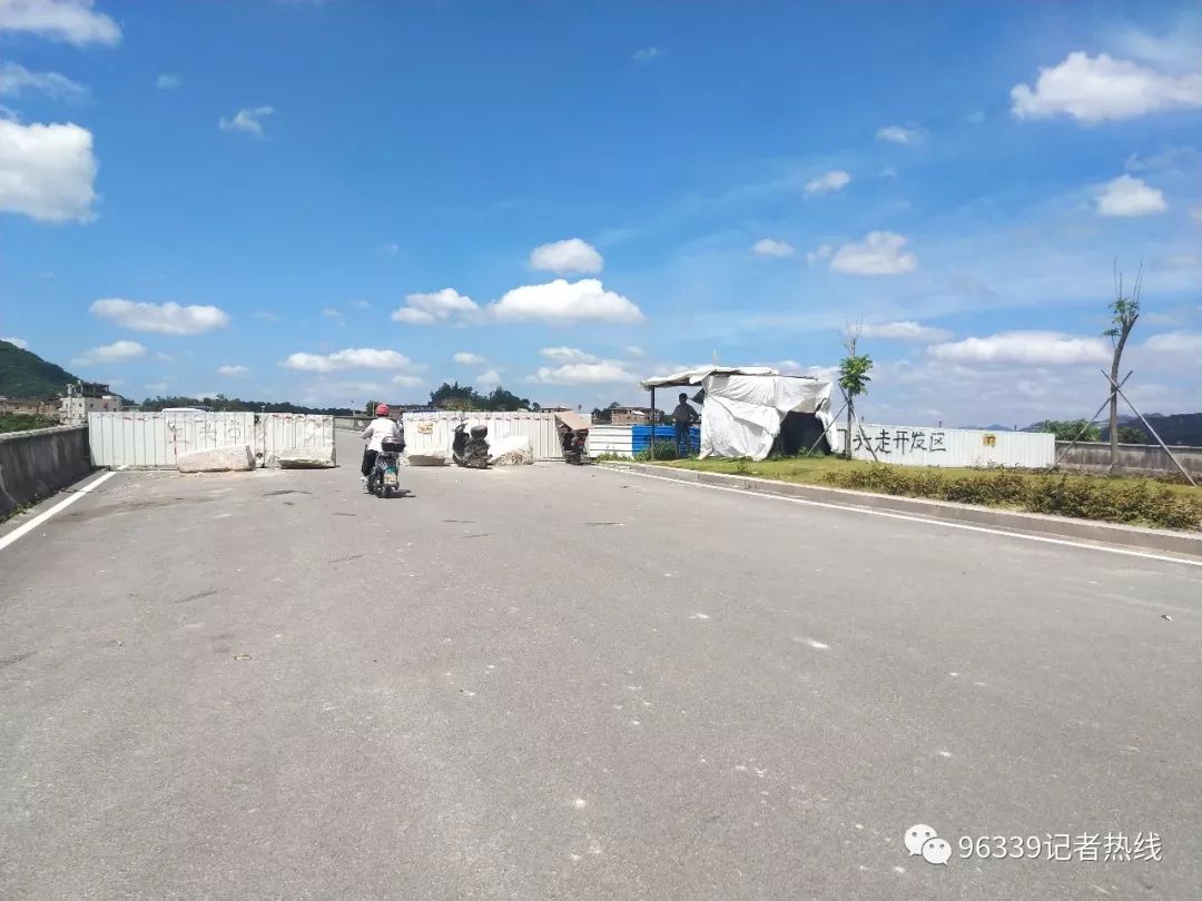 聚焦道路被围近一年开车绕道很苦恼事发江滨南路南安霞美镇仙河村段
