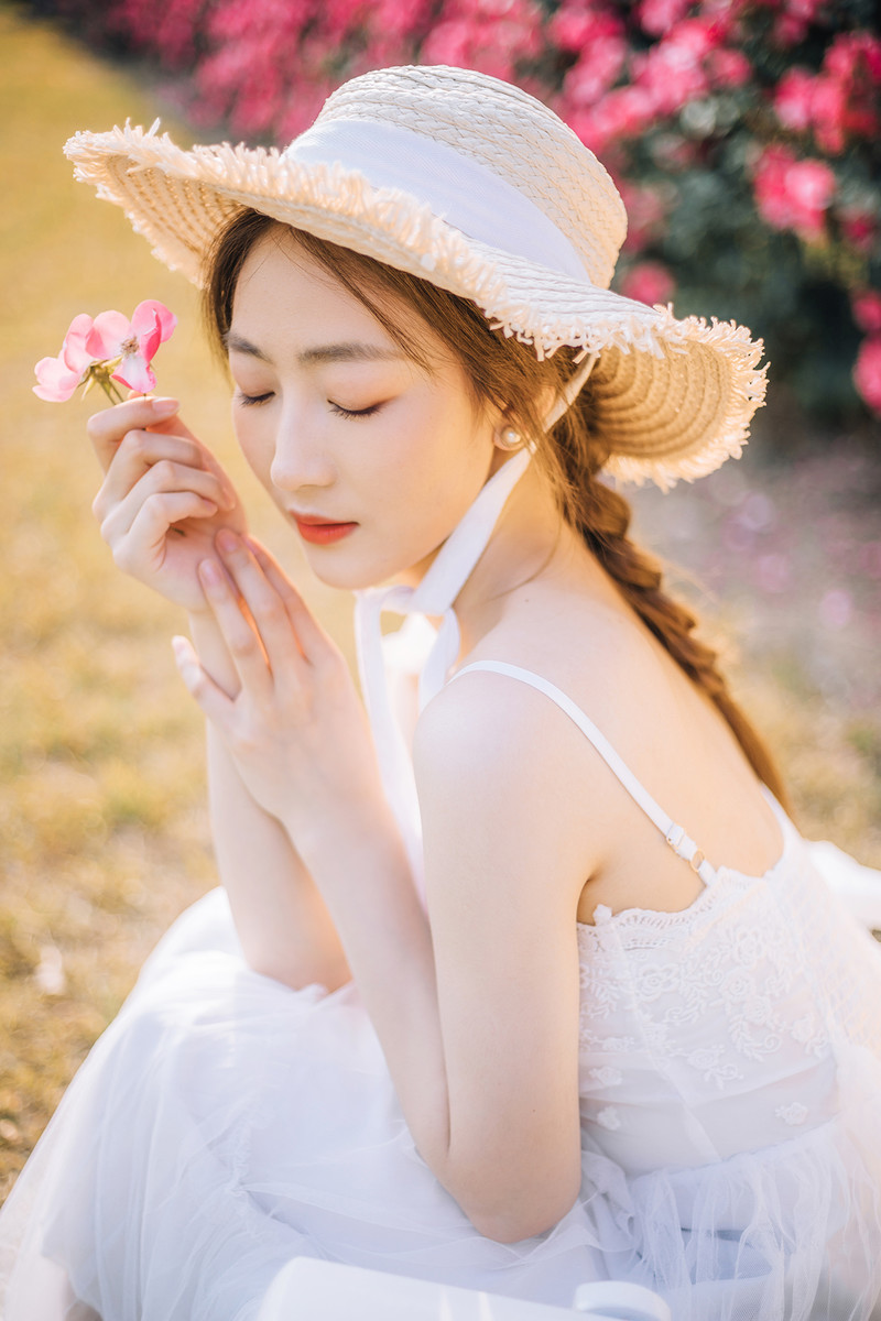 性感美女时尚写真,清纯甜美白色吊带裙法式麻花辫皮肤白皙,迷人!