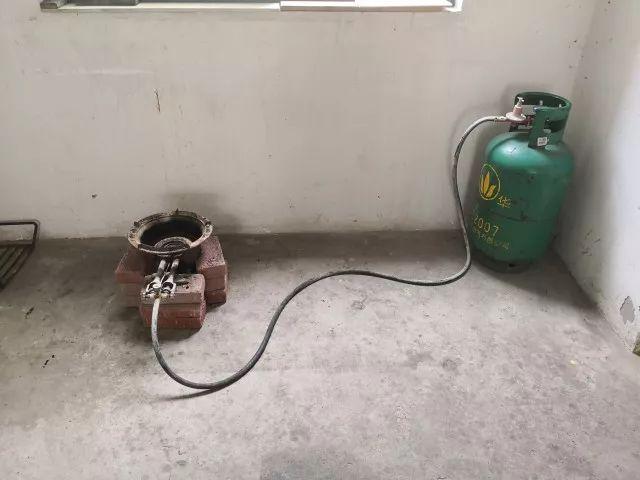 室内, 煤气罐立在墙角,平时用来加工烧制的炉子 垫了几块砖就直接放在