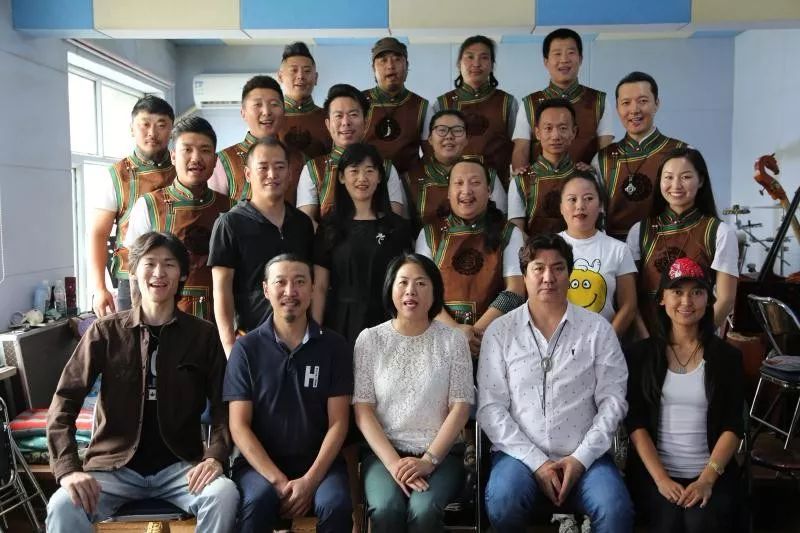 合影留念青格乐图老师器乐合奏与作品编排教学青格乐图老师低音马头琴