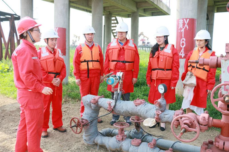 市总要闻扬州市总工会李春国洪慧娟到江苏油田黄马采油管理区一线班组