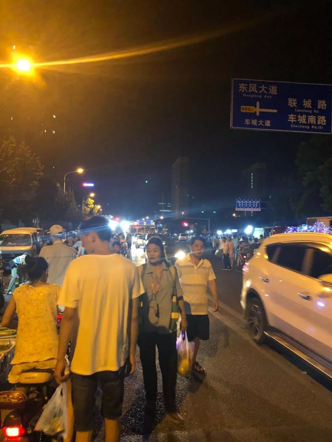 沌阳大道行人过十字路口难车城大道菜贩夜市卫生状况