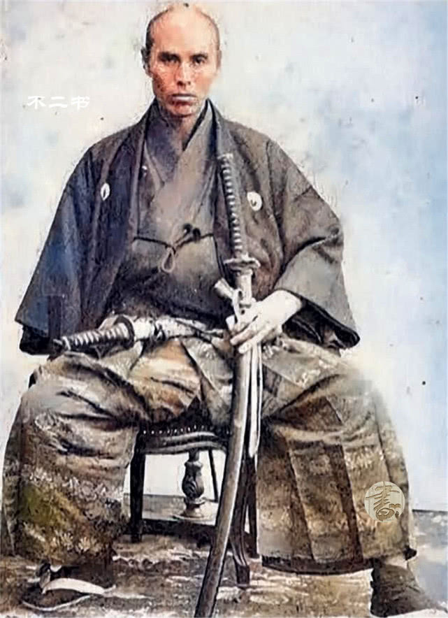 上色老照片:镜头下真实的日本武士,眼神虽然凶狠,但身高很感人