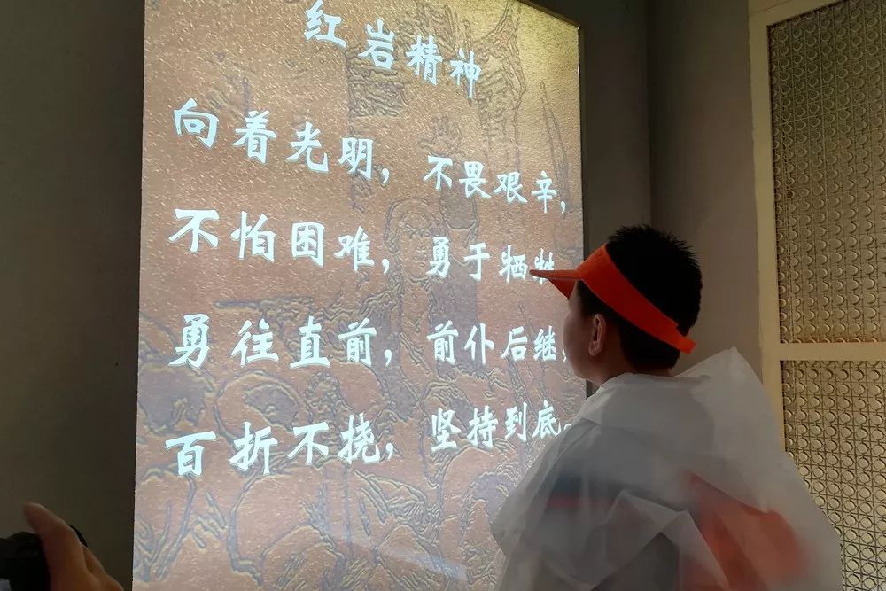 了解红岩精神↑此外,华蓥山景区以世界罕见的喀斯特早期发育石林奇观