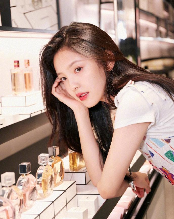 三位90后小花同框,章若楠宋妍霏美得各有千秋,她的星范儿最足?_周雨彤