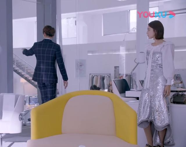 古力娜扎新剧里演总裁,一集换三五套衣服,穿得比明星还浮夸_裙子