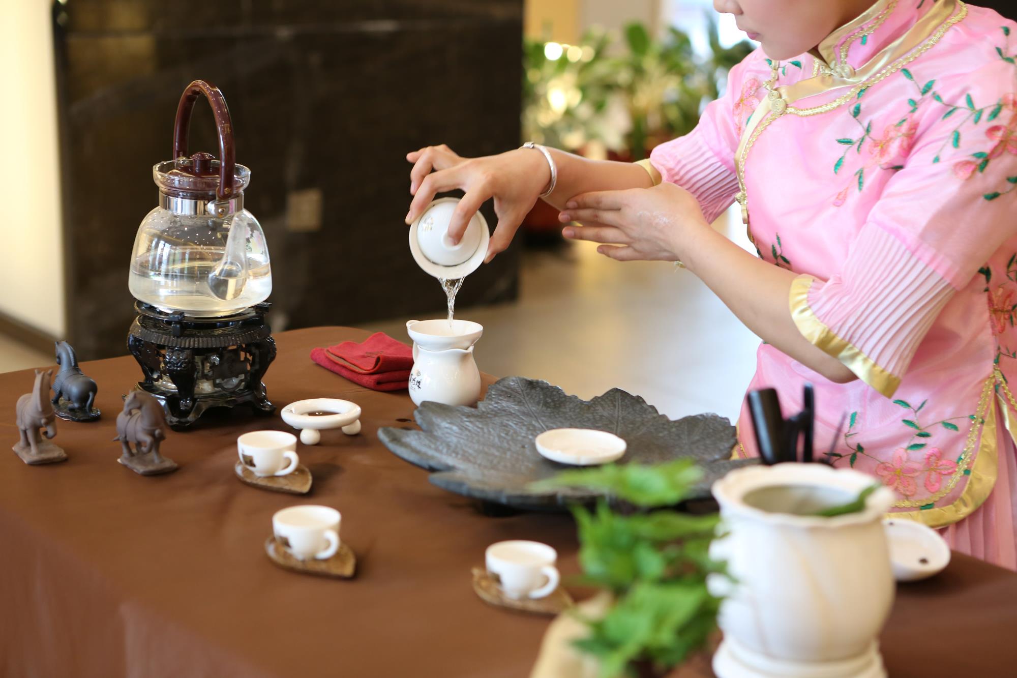 茶艺师泡茶照片图片