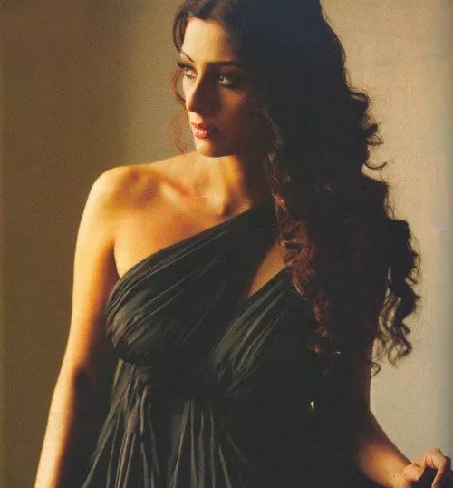 但这次在《调音师》中,"蛇蝎美人"这个词用在塔布身上最合适不过了