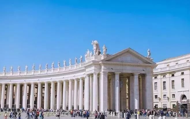 广场是五条大街的汇合点,是重要的交通枢纽,一般罗马市中心的游览都会