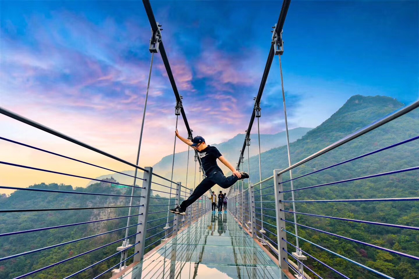 鸳鸯桥价格:88元/人次玻璃桥悬于云丘山两座巨峰之间,两峰崖壁陡直