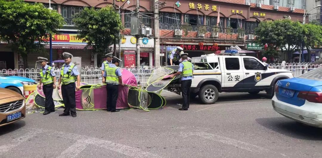 安岳街头交警拆除电动车雨棚现场视频!没拆的赶紧了!