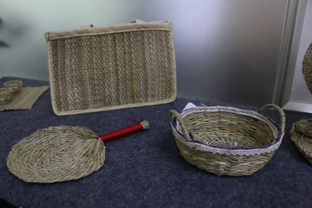 要知道,由莞草编织的莞席在没冰箱,没空调,没电扇的古代可是贵族用品